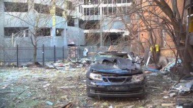 Kyiv. Ukrayna 2020. Rus İHA saldırısından sonra yıkılan bir araba evin avlusunda duruyor. Yüksek kalite 4k görüntü