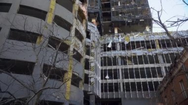 Ukrayna 'nın başkenti Kyiv' de Rus birliklerinin füze saldırısı sonrası 101. Ticaret Merkezi..