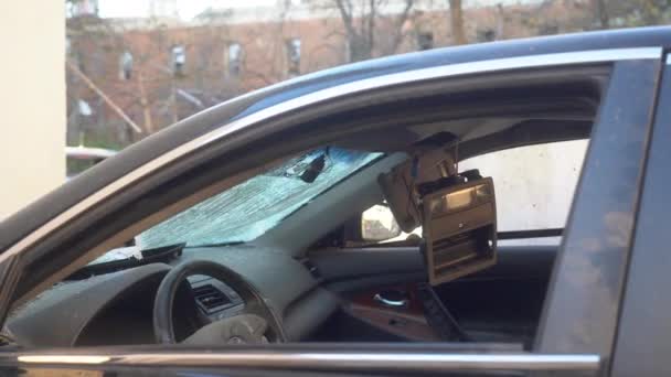 Κίεβο Ουκρανία 2020 Ένα Κατεστραμμένο Αυτοκίνητο Στέκεται Στην Αυλή Ενός — Αρχείο Βίντεο