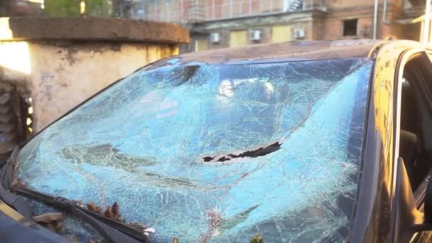 Киев Украина 2020 Разрушенная Машина Стоит Дворе Дома После Атаки — стоковое видео