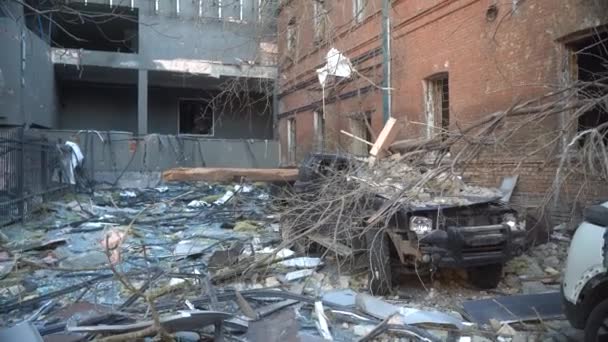 Киев Украина 2020 Разрушенная Машина Стоит Дворе Дома После Авиаудара — стоковое видео