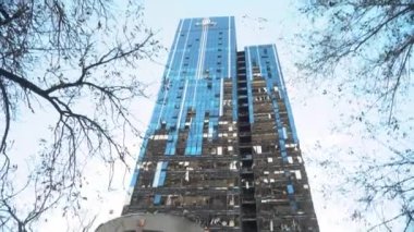 Ukrayna 'nın başkenti Kyiv' de Rus birliklerinin füze saldırısı sonrası 101. Ticaret Merkezi..