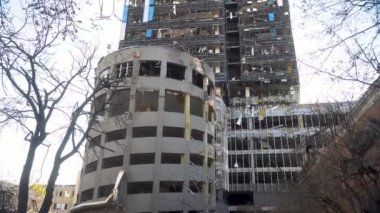 Ukrayna 'nın başkenti Kyiv' de Rus birliklerinin füze saldırısı sonrası 101. Ticaret Merkezi..
