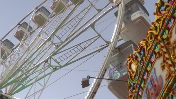 卡鲁塞尔在摩天轮前旋转 高质量的4K镜头 — 图库视频影像