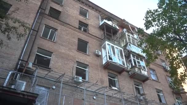 Добровольці Розчищають Уламки Вивозять Сміття Житловий Будинок Пошкоджений Російським Ударом — стокове відео