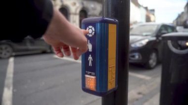 İrlanda Kilkenny 'de karşıdan karşıya geçerken sinyal düğmesine basıyorum. Yüksek kalite 4k görüntü