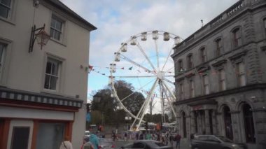 İrlanda 'nın Kilkenny şehrindeki büyük tekerlek. Saint Patrick günü, 2023. Yüksek kalite 4k görüntü