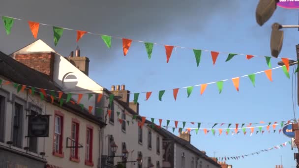Ιρλανδικές Σημαίες Που Διασχίζουν Δρόμο Στο Kilkenny Ιρλανδία Υψηλής Ποιότητας — Αρχείο Βίντεο