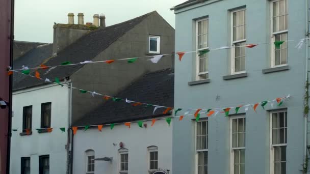 Pequenas Bandeiras Cor Irlandesa Cruzando Rua Kilkenny Irlanda Imagens Alta — Vídeo de Stock