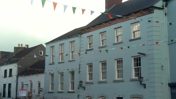 小さなアイルランド色の旗がアイルランドのキルケニー州の通りを横断している 2023高品質4K映像 — ストック動画