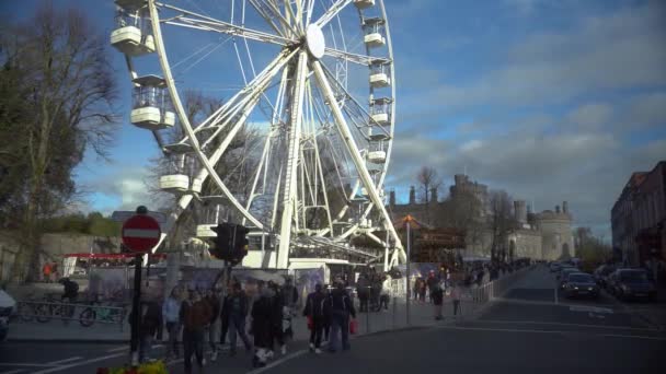 キルケニー市内の大きな車輪 アイルランドの聖パトリックの日 キルケニー2023高品質4Kビデオ — ストック動画
