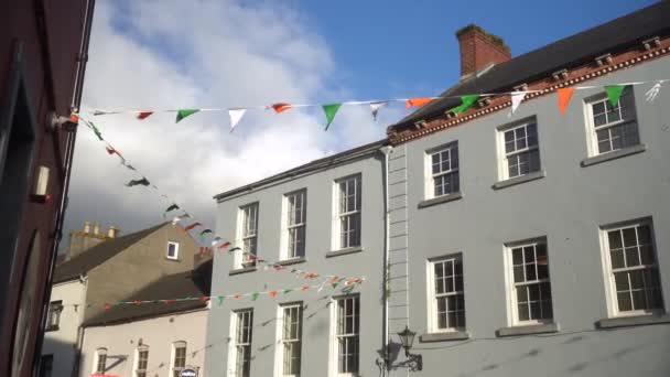 Μικρές Σημαίες Ιρλανδικού Χρώματος Που Διασχίζουν Δρόμο Kilkenny Ιρλανδία Υψηλής — Αρχείο Βίντεο