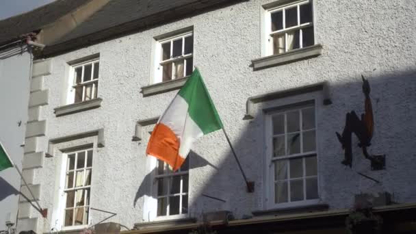 Bandeira Nacional Irlanda Está Pendurada Parede Uma Antiga Casa Imagens — Vídeo de Stock