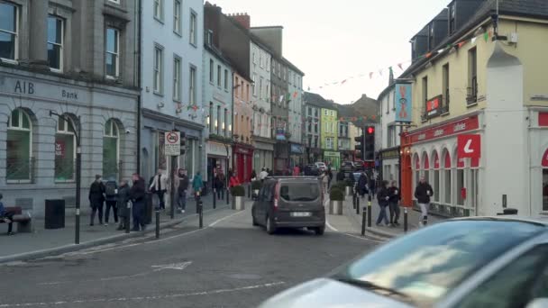 Центральная Улица Килби Ирландии Люди Машины Рестораны Магазины Широкий Угол — стоковое видео