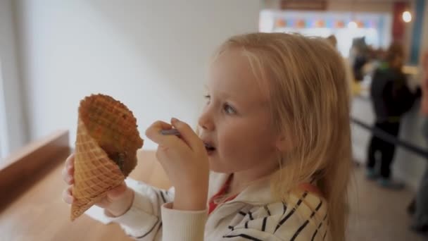 Gadis Kecil Yang Lucu Makan Krim Kafe Dan Membungkus Dirinya — Stok Video