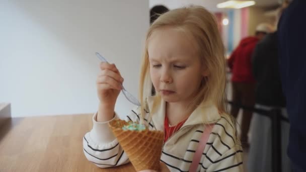 Nettes Kleines Mädchen Das Einem Café Einem Weißen Pullover Eis — Stockvideo