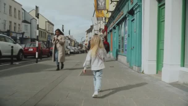 Roztomilá Dívka Prochází Hlavní Ulici Starého Města Kilkenny Irsko 2023 — Stock video