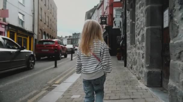 Söt Liten Flicka Promenerar Längs Gammal Stadsgata Irland Högkvalitativ Film — Stockvideo