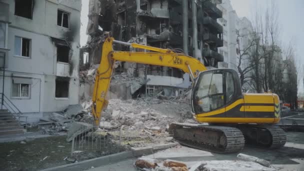 Hrozné Záběry Války Ukrajině Vykopávač Pozadí Zbouraných Obytných Budov Ukrajinská — Stock video