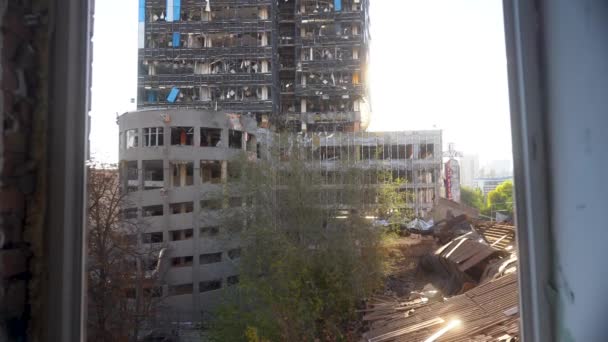 俄罗斯无人驾驶飞机袭击的后果 在基辅市中心被摧毁和损坏的建筑物 — 图库视频影像