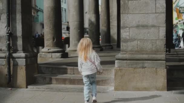 Roztomilá Holčička Prochází Staré Ulici Irsku Otočí Zpátky Kilkenny 2023 — Stock video