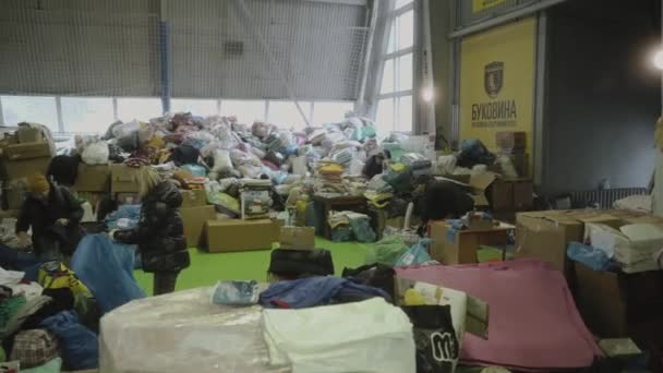 Ukrayna Için Insani Yardım Deposu Giysiler Yemek Ilaçlar Kinci Bağışlanmış — Stok video