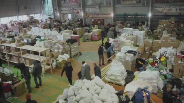 人道支援倉庫でボランティア活動 2番目の手 寄付されたものと棚 高品質4K映像 — ストック動画