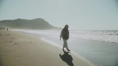 Güzel sahil boyunca bir kadın yürüyor. Aralık. Hindi. Alanya 2021. Yüksek kaliteli FullHD görüntüler