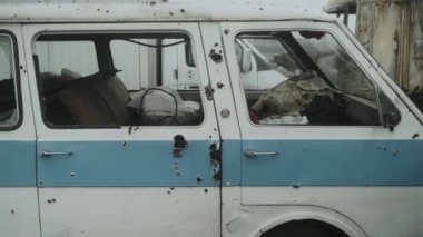 Ukrayna. Bucha. Nisan 2022. Ukrayna 'nın başkenti Kyiv yakınlarındaki huzurlu bir şehirde Rusya ile savaşın sonuçları. Sivil bir arabanın vücudundaki şarapnel ve kurşunlardan oluşan delikler.. 