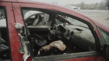 Ukrayna 'nın başkenti Kyiv yakınlarındaki huzurlu bir şehirde Rusya ile savaşın sonuçları. Şarapnel delikleri ve sivil bir arabanın vücudundaki mermiler. Ukrayna. Bucha. Nisan 2022. 