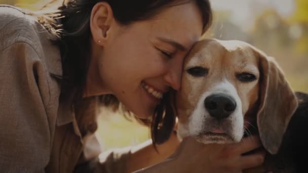 Κλείσε Ένα Κορίτσι Ξαπλώνει Ένα Χλοερό Γκαζόν Αγκαλιάζει Σκύλο Της — Αρχείο Βίντεο