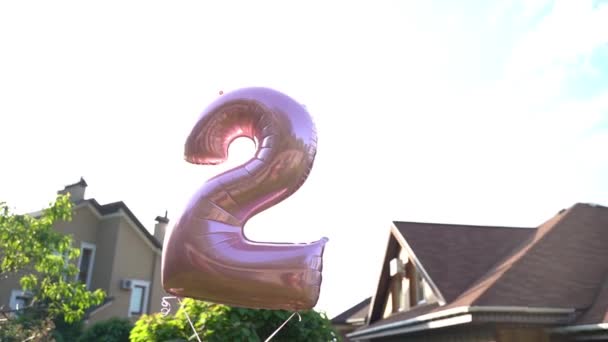 Hintergrund Eines Privathauses Fliegt Ein Großer Pinkfarbener Ballon Form Der — Stockvideo