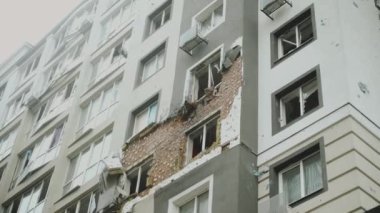  Yıkılmış binalar Kyiv Ukrayna yakınlarındaki Bucha Ukrayna 2022. Kırık camlar ve tahrip edilmiş daireler. Yüksek kalite 4k görüntü