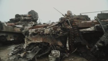 Yanmış askeri teçhizat. Füze saldırısından sonra yanmış askeri teçhizat. Paslı askeri teçhizat terk edilmiş. Bağımsızlık vatanseverliğine karşı savaş. Patlama trajedisi.