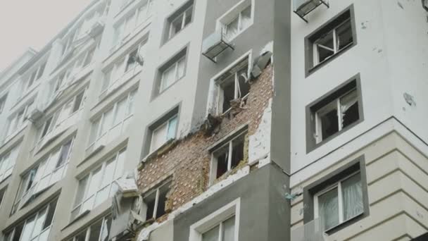 우크라이나 근처의 건물들은 2022 파괴되었다 창문이 부서지고 아파트가 파괴됐어요 고품질 — 비디오