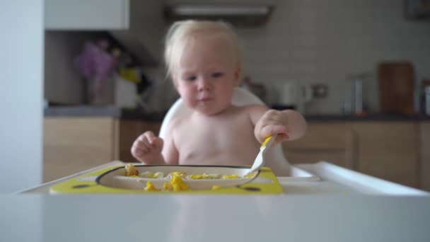 Una Niñita Graciosa Apuñala Comida Con Tenedor Pero Apuñala Bebé — Vídeo de stock