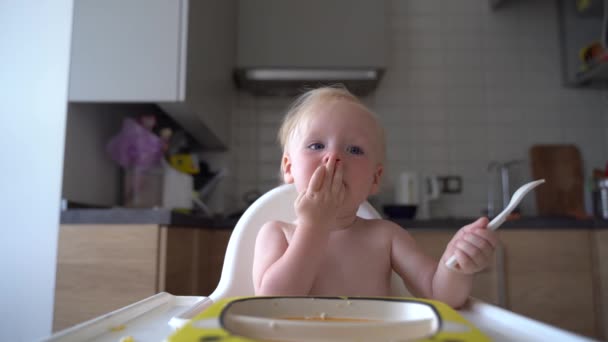 Αστείο Μωρό Κοριτσάκι Τρώει Χέρια Της Τρώει Από Δικό Της — Αρχείο Βίντεο