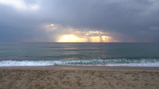 美しいビーチサンセットビーチ日の出 朝の海 雲の中の黄色の劇的な夕日 黄金の時間 美しい海の日の出の休暇のコンセプト クレオパトラビーチ Alanya Turkey — ストック動画