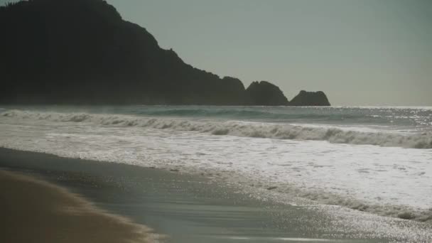 Piękny Widok Błękitne Fale Morskie Myjące Brzeg Przed Skalistymi Górami — Wideo stockowe