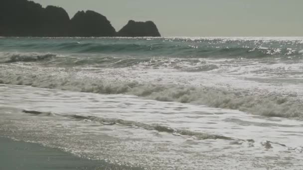 Piękny Widok Błękitne Fale Morskie Myjące Brzeg Przed Skalistymi Górami — Wideo stockowe