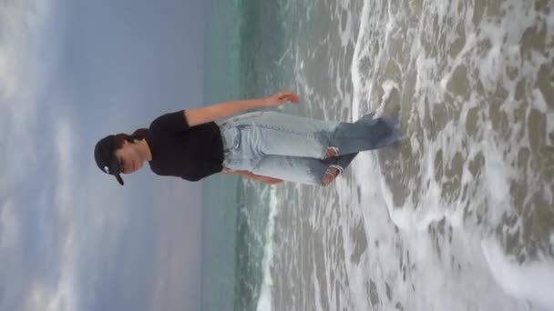 Pionowe Opowieści Wideo Kołowrotki Młoda Kobieta Spacerująca Wodzie Morskiej Mokrymi — Wideo stockowe