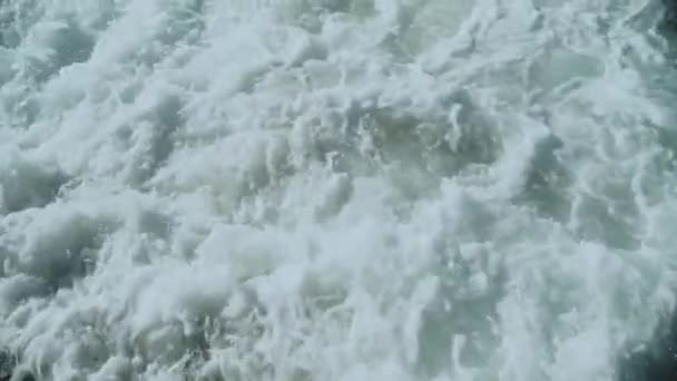 Beyaz Köpüklü Deniz Dalgası Yavaş Çekimde Iskeleye Çarpıyor Yüksek Kaliteli — Stok video