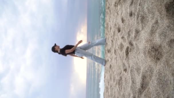 Pionowe Wideo Historie Młoda Kobieta Lekkich Dżinsach Idzie Prosto Plaży — Wideo stockowe