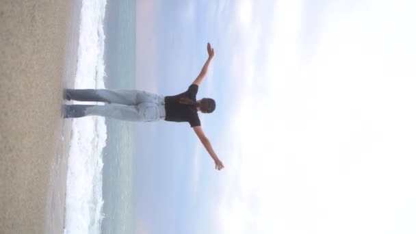 Vídeo Vertical Clips Una Joven Feliz Levantando Las Manos Cielo — Vídeos de Stock