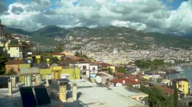 Panorama. Alanya. Türkiye Aralık 2021. Türkiye 'nin orta Akdeniz kıyısında bir tatil köyü. Beyaz evler bir yıl arkaplanına karşı 4K