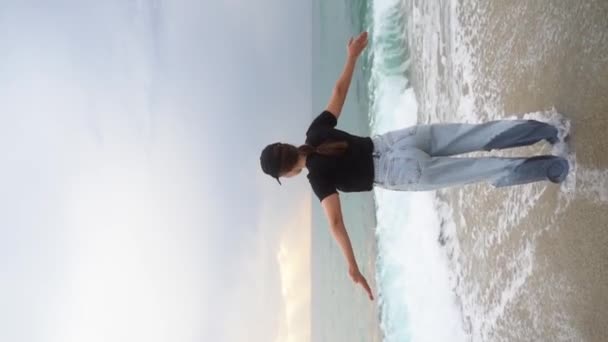 Pionowe Klipy Wideo Młodej Kobiety Podnoszącej Ręce Nieba Tle Morza — Wideo stockowe