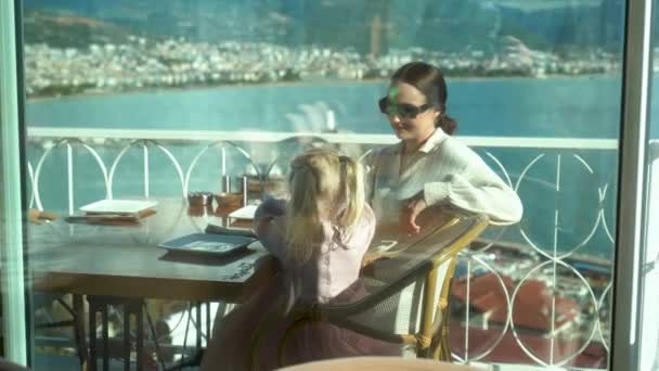 Mère Fille Assises Dans Restaurant Plein Air Avec Une Vue — Video