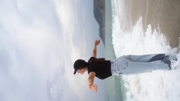 Vídeos Verticais Uma Jovem Mulher Feliz Levantando Mãos Para Céu — Vídeo de Stock