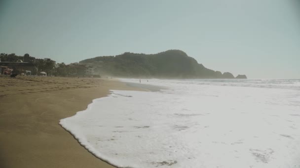 Hermosa Vista Olas Azules Del Mar Lavando Orilla Contra Las — Vídeo de stock