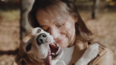 Kapatın. En sevdiği köpeğiyle genç bir kadını öpüyor. Beagle 'la Uzun Sarılma. Bir köpek, insanın en iyi dostudur, hayvanlara olan sevgisidir. Kyiv 2019